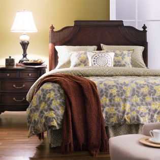C7004-HBQueen Poster Bed
